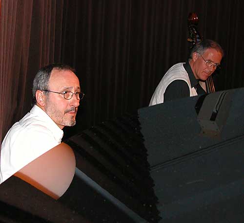 Graziano Gerussi und Walter Fehr vor den Spiegelungen im Deckel des Flügels.